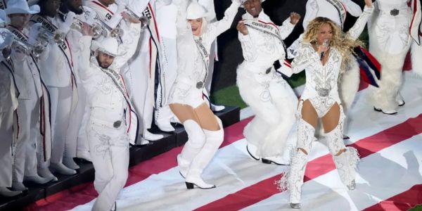 Beyoncé's Unforgettable Christmas Performance: A Star-Studded Show with a Touch of Rodeo Magic!